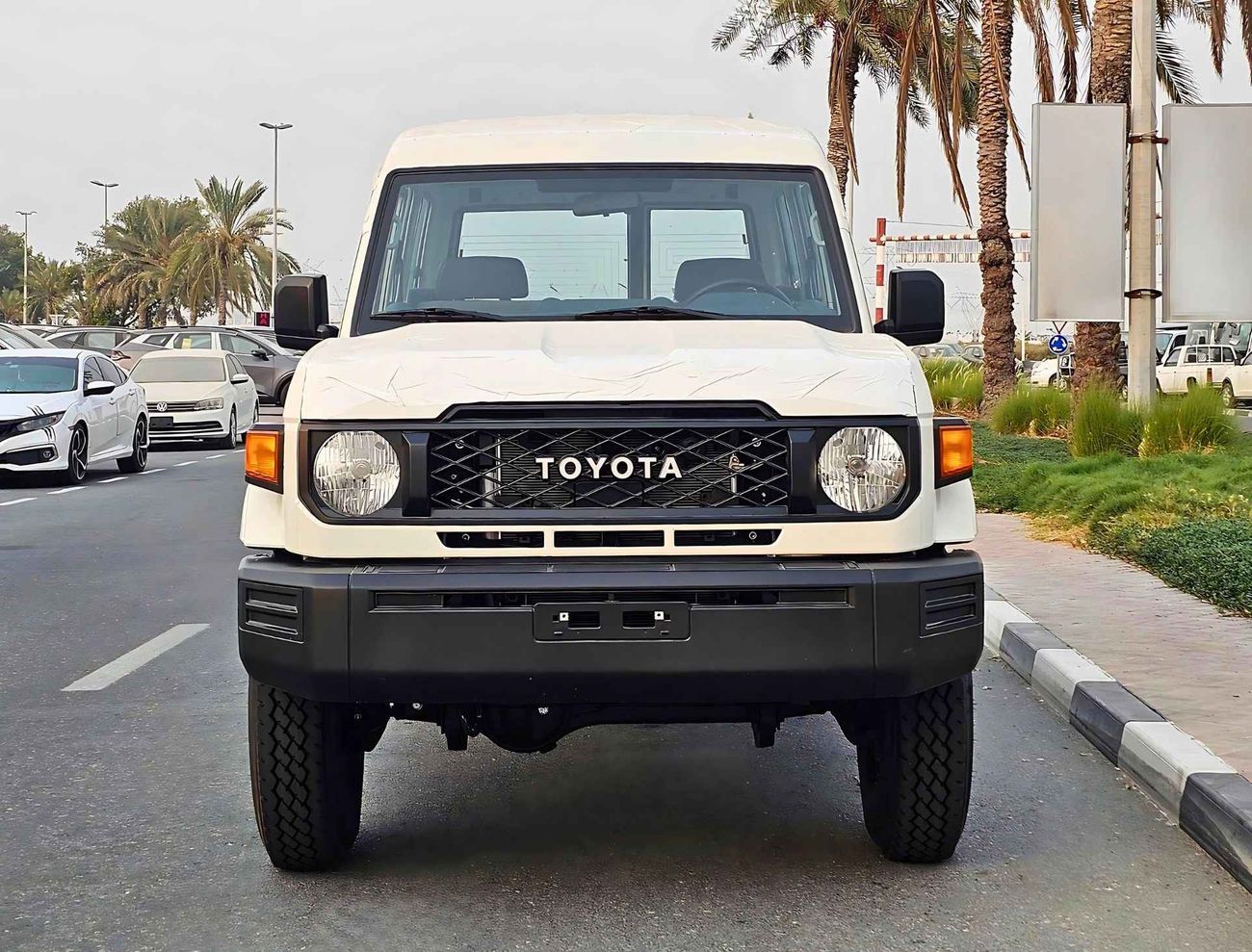 تويوتا لاند كروزر 70 M/T | 4.0L V6 PETROL | 3 DOOR | PWR WINDOWS | FREE WHEEL HUB | 4WD (CODE # 68011)