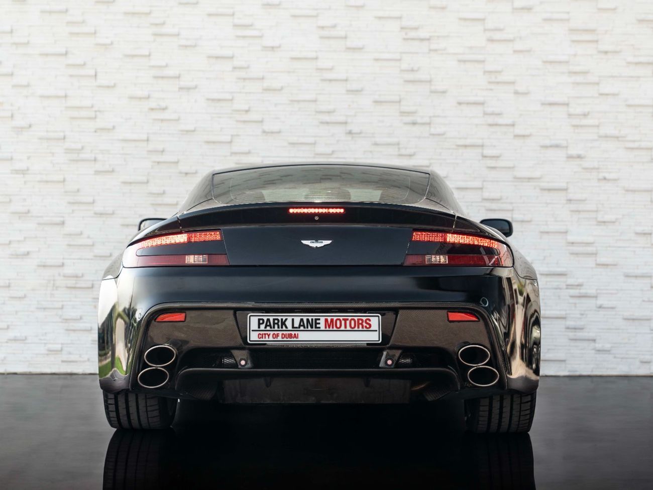 أستون مارتن فانتيج V8 Standard