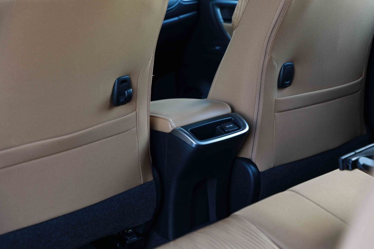 تويوتا فورتونر 2025 Toyota Fortuner GXR 4.0 - Platinum White inside Beige | Export Only