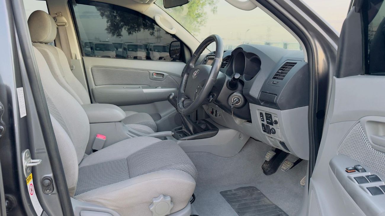 تويوتا هيلوكس PREMIUM CANOPY INSTALLED | ARB BULL BAR | 3.0L DIESEL ENGINE | 2011 | MANUAL TRANSMISSION | RHD