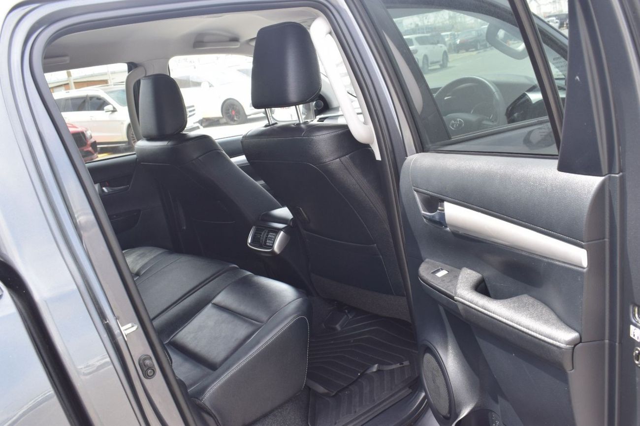 تويوتا هيلوكس SR5 2.8L Diesel A/T 4x4