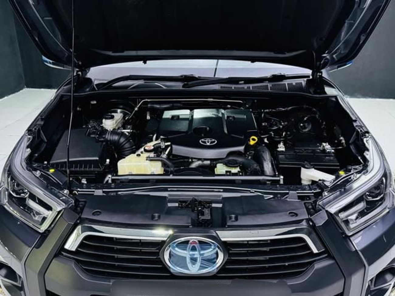 Toyota Hilux Toyota Hilux 2015 Model SR5 2.8 4x4 Diesel engine Colour Grey push start Transmission Automatic Inte