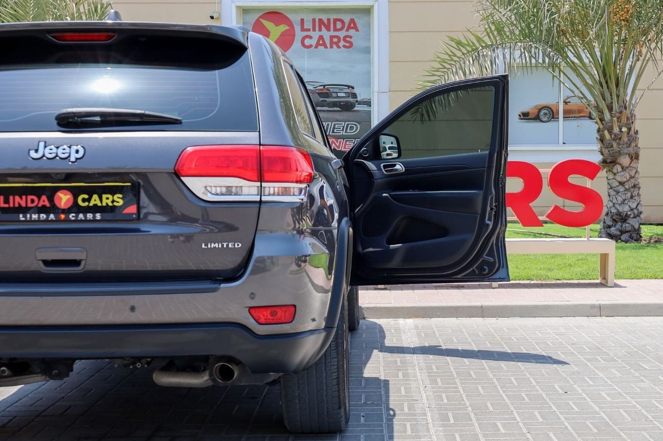 جيب جراند شيروكي Jeep Grand Cherokee Laredo 2017 GCC under Warranty with Flexible Down-Payment/ Flood Free.