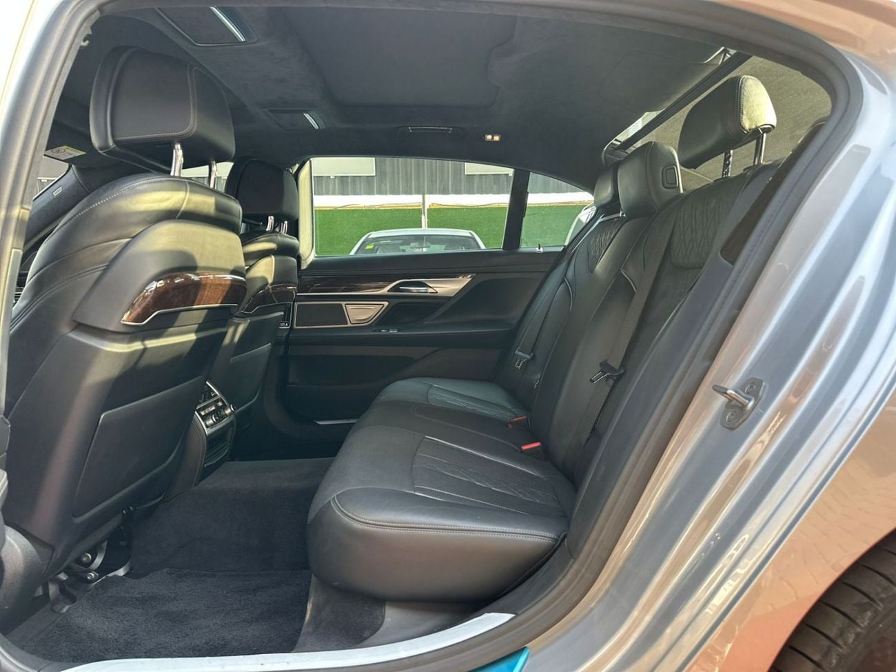 بي أم دبليو 740Li 3.0 لتر TwinPower Turbo - عدد 6 سلندر ناقل الحركة: أوتوماتيك من 8 سرعات (Steptronic)
