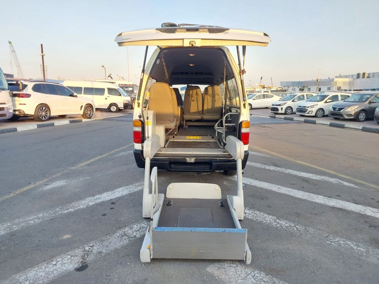 Toyota Hiace TOYOTA HIACE COMMUTER VAN RHD 2001 MODEL 2.4 L PETROL AUTOMATIC(PM06526)