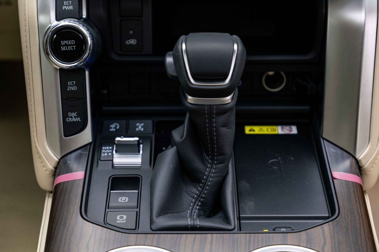 تويوتا لاند كروزر GXR 4.0L - Black Inside Beige | Export Only