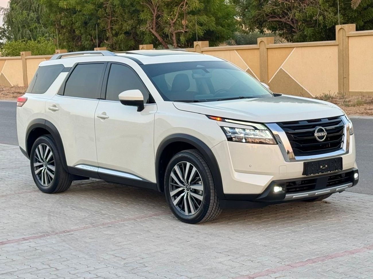 نيسان باثفايندر Pathfinder SL full option top of range GCC. Specs. Free accident.