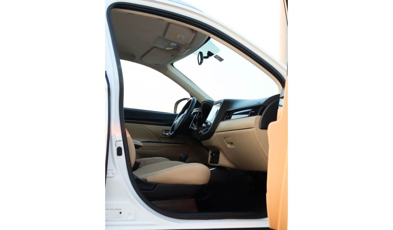 Mitsubishi Outlander GLS 2.4L Mitsubishi Outlander 2021 GCC 2.4L accident-free original paint in excellent condition 1281