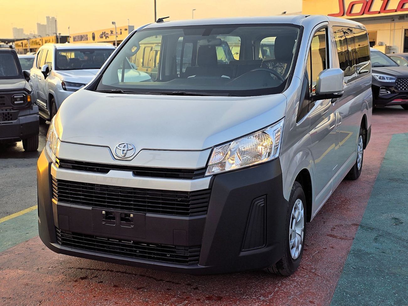 Toyota Hiace Toyota Hiace Std Roof Newshap 2.8l Diesel M/T 15 Seats White Color 2025 Model