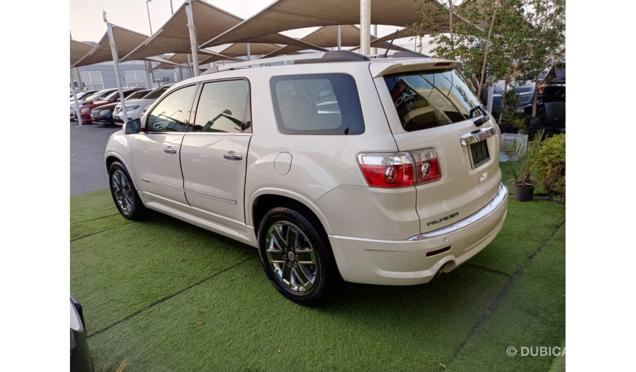 GMC Acadia Gulf model 2012, panorama, full option, screen control stabilizer, in excellent condition, you do no