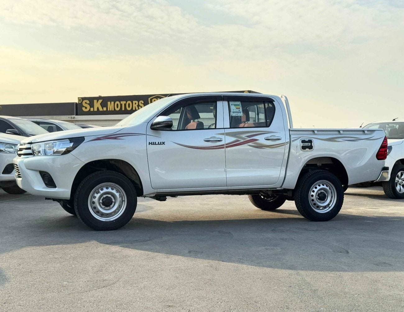 تويوتا هيلوكس BASIC DOUBLE CABIN / 2.4L DIESEL A/T / CHROME HANDLE & REAL CHROME BUMPER (CODE # HD)