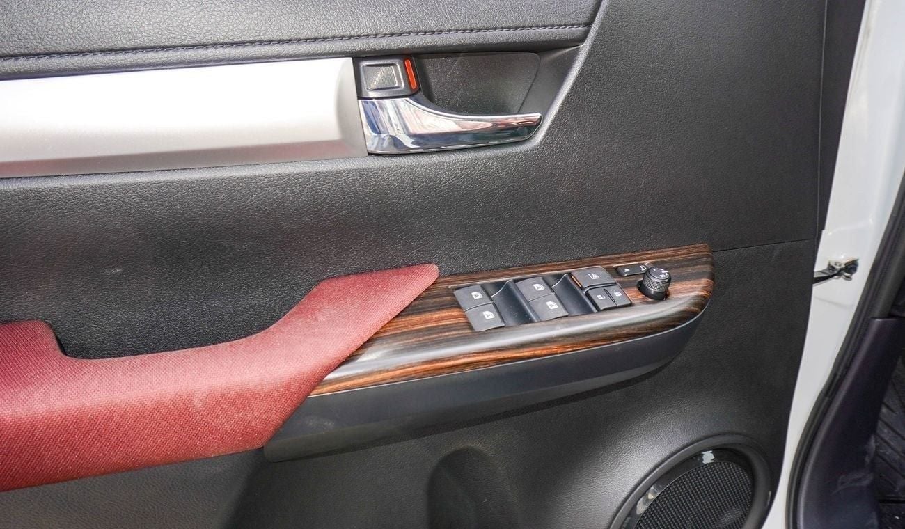 Toyota Hilux SR5. 2.7L 4WD. A/T