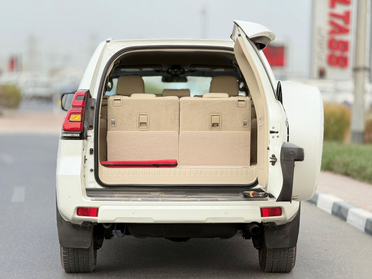 Toyota Prado Toyota Prado 2019 white 4x4 Gcc specs 6cylinders 4.0L Petro engine