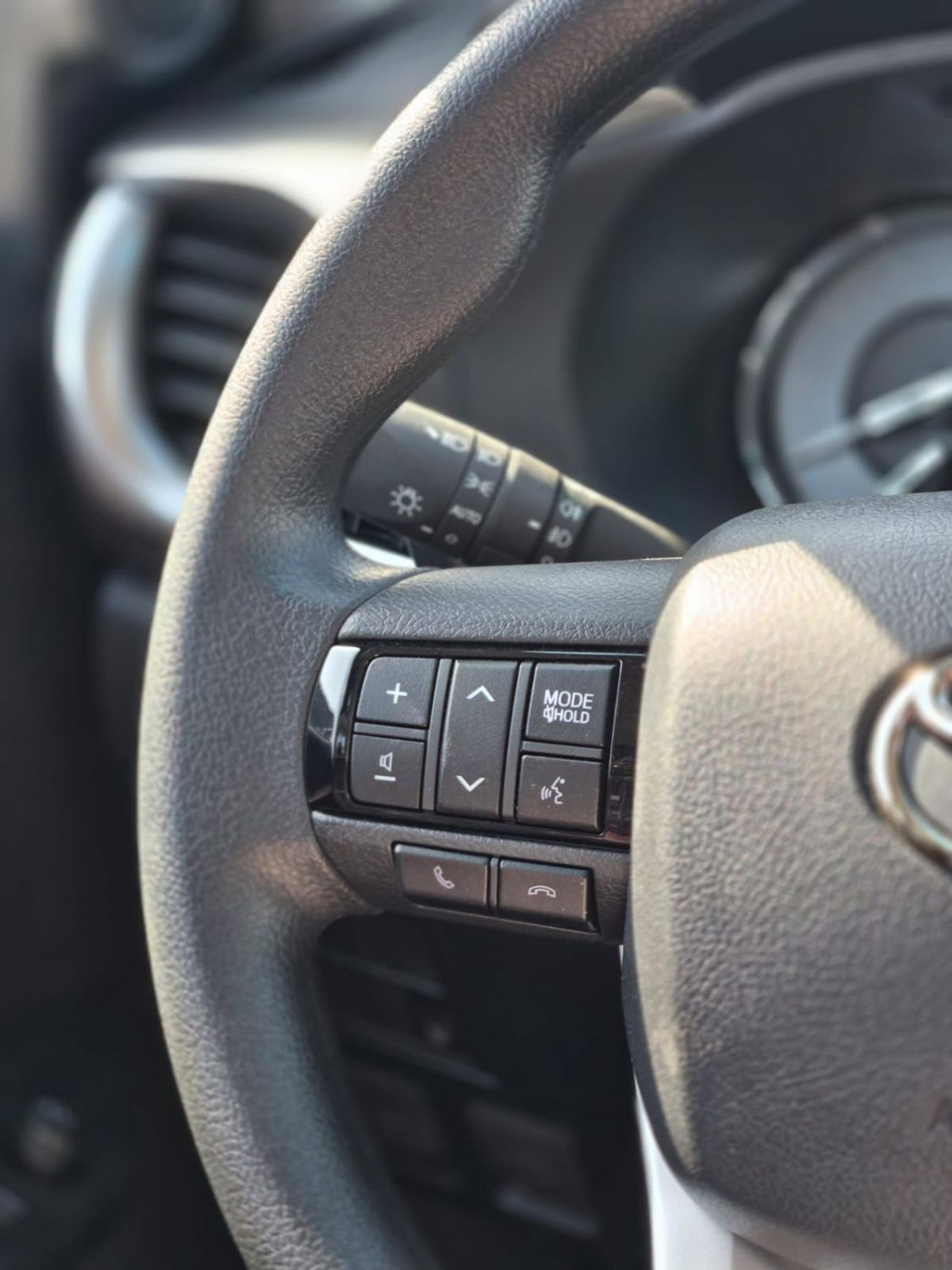 Toyota Hilux 2.7L PETROL A/T GLXS SPS DOUBLE CABIN FULL OPTION PICKUP