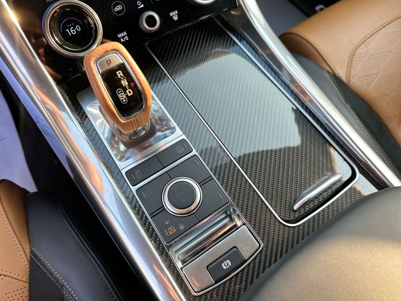 Land Rover Range Rover Sport RANGE ROVER SVR MODEL 2018 KILOMETERS 78000 GCC Counter service at Al Tayer Agency until 2028