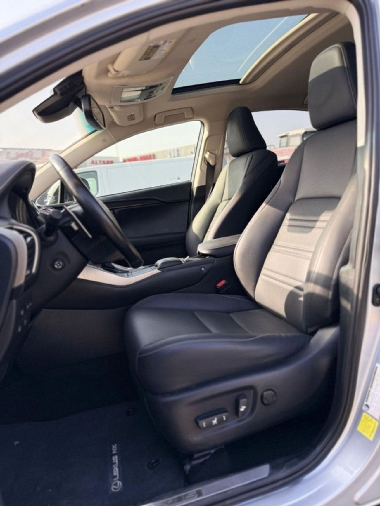 Lexus NX300 Premier 2.0L 4WD sunroof,leather seats