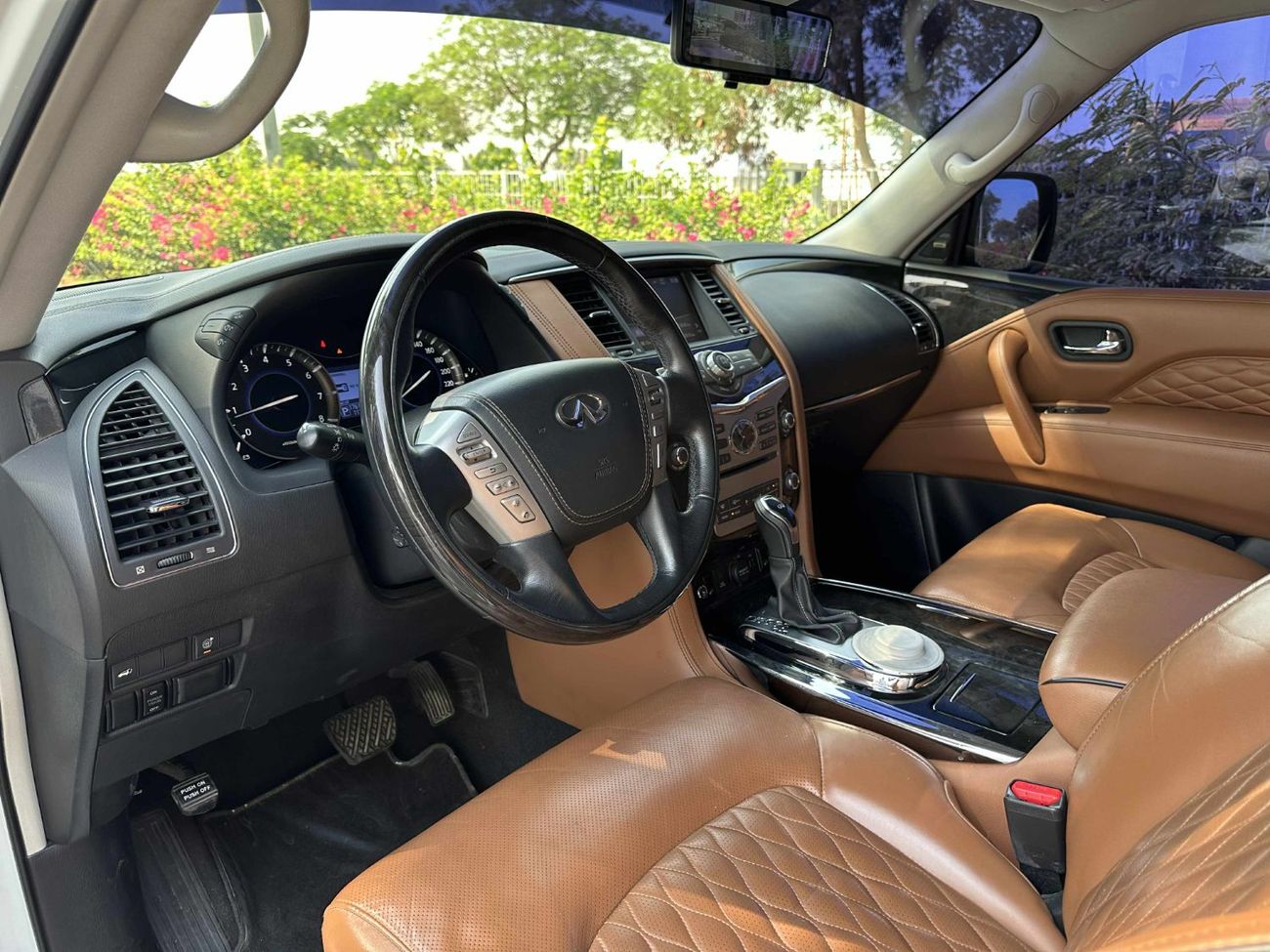 Infiniti QX80 Luxury 5.6L GCC SPEC NEAT AND CLEAN