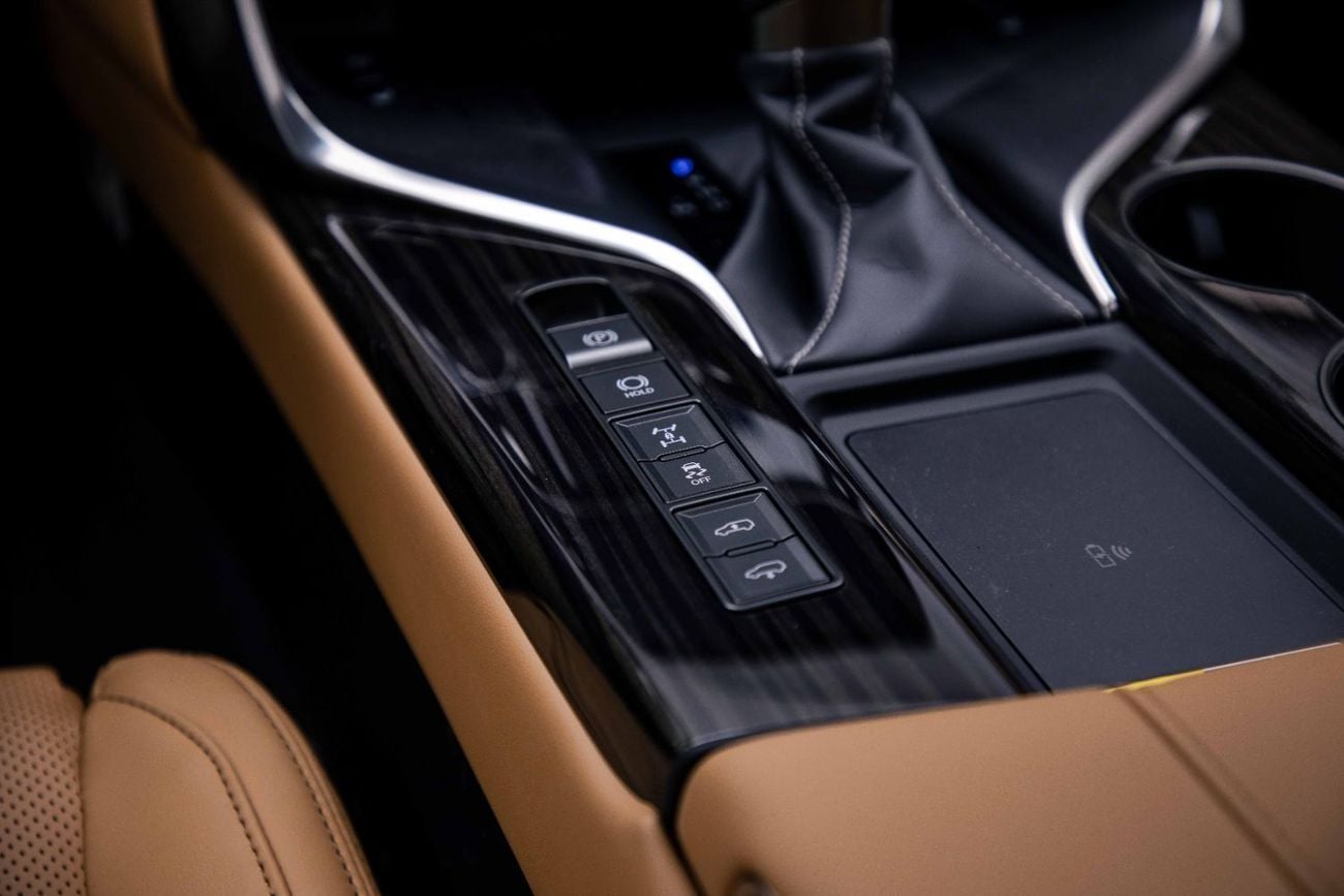 Lexus LX 600 Signature 3.5L - Sonic Quartz Inside Beige | Export Only