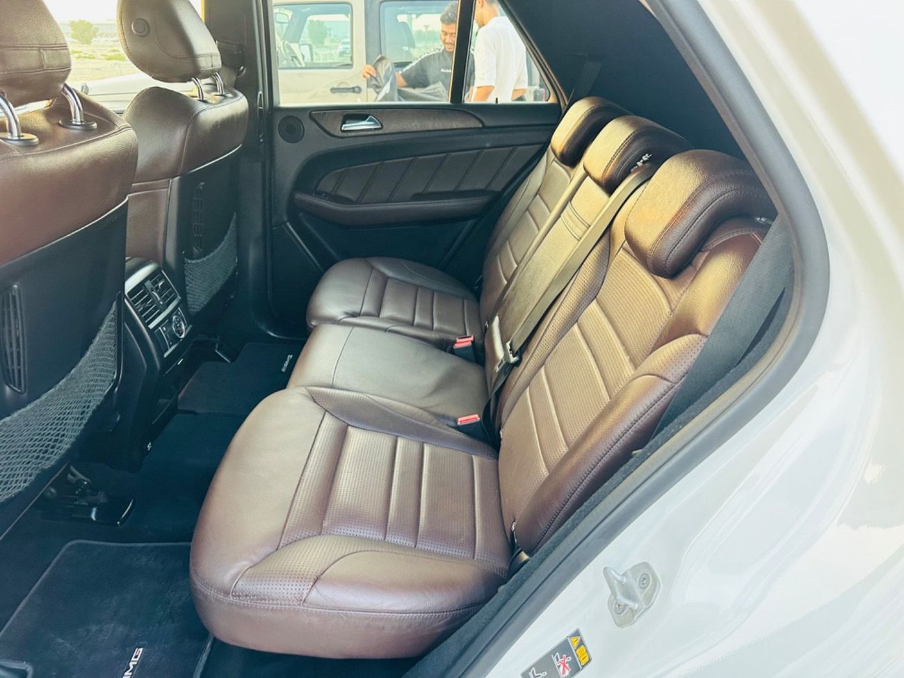 مرسيدس بنز ML 63 AMG موديل 2015 حاله ممتازه صبغ وكاله بالكامل فل مواصفات بانوراما وردار