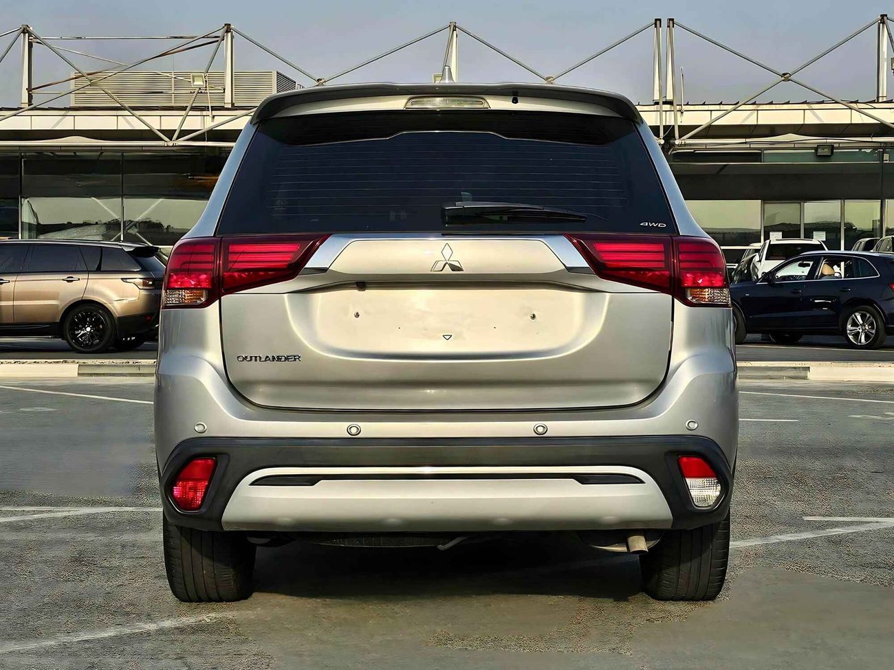 Mitsubishi Outlander GLX/ 4WD/ LEATHER SEATS/ DVD/ LOW MILEAGE/ GCC/ 657 MONTHLY/ LOT# 702843