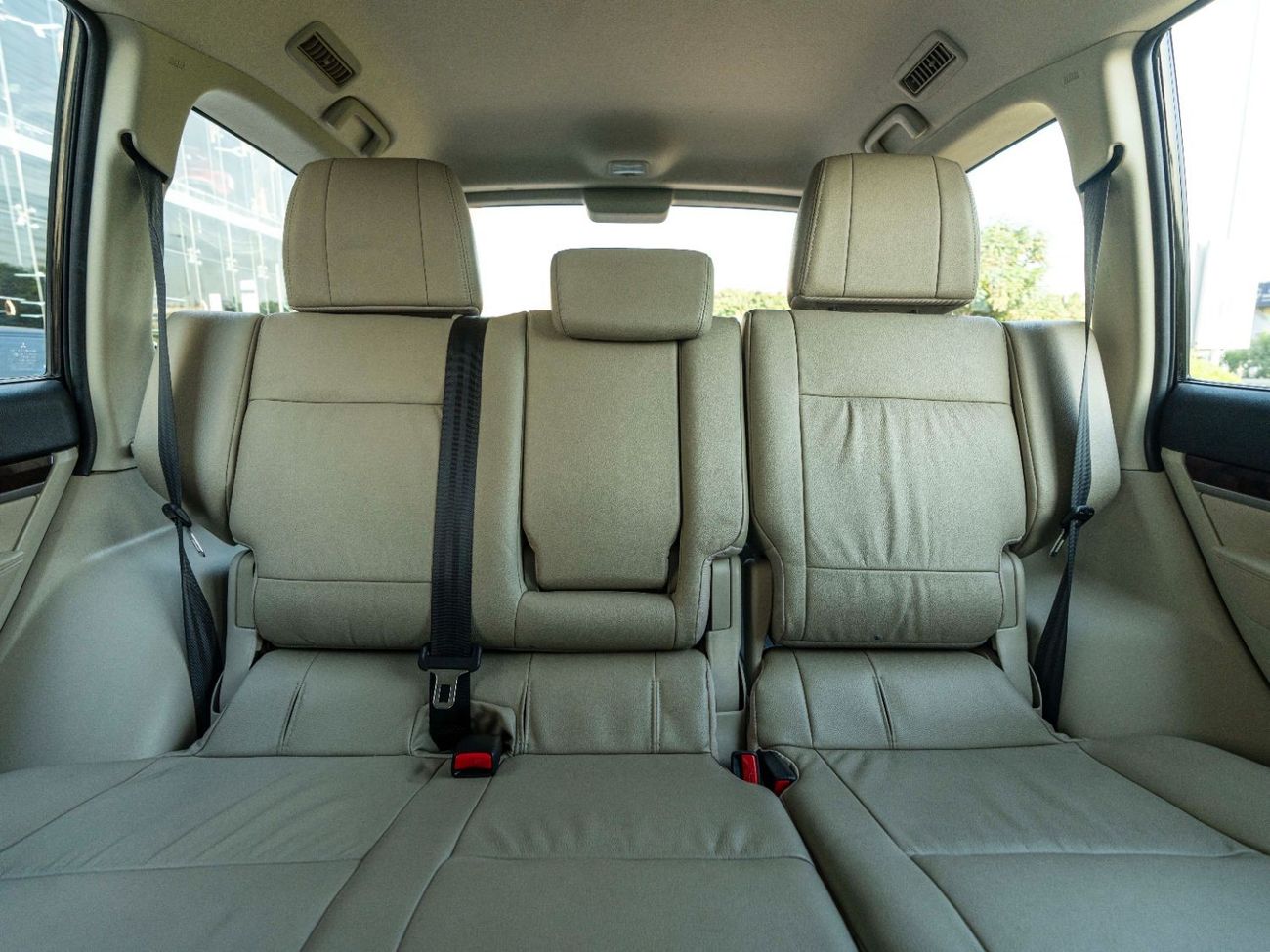 ميتسوبيشي باجيرو AED 1,415 PM • 3.8L PAJERO GLS TOP • ONLY 60,000 KMS • GOLD EMBLEM PACKAGE WITH RHINO ROOF-RACK