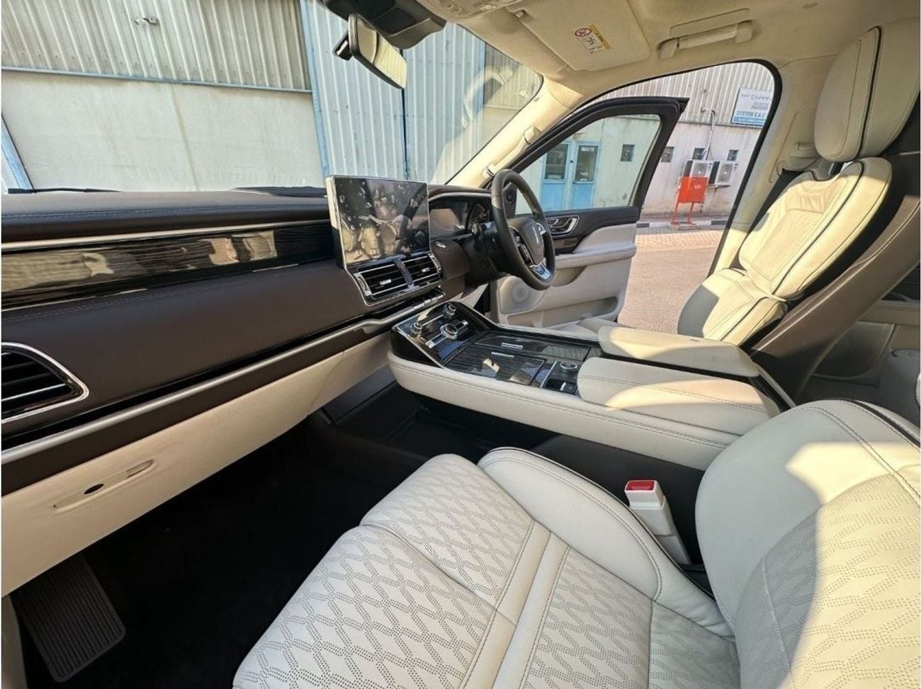 لينكولن نافيجاتور PRESIDENTIAL 2024 Lincoln Navigator - Full Right hand drive conversion