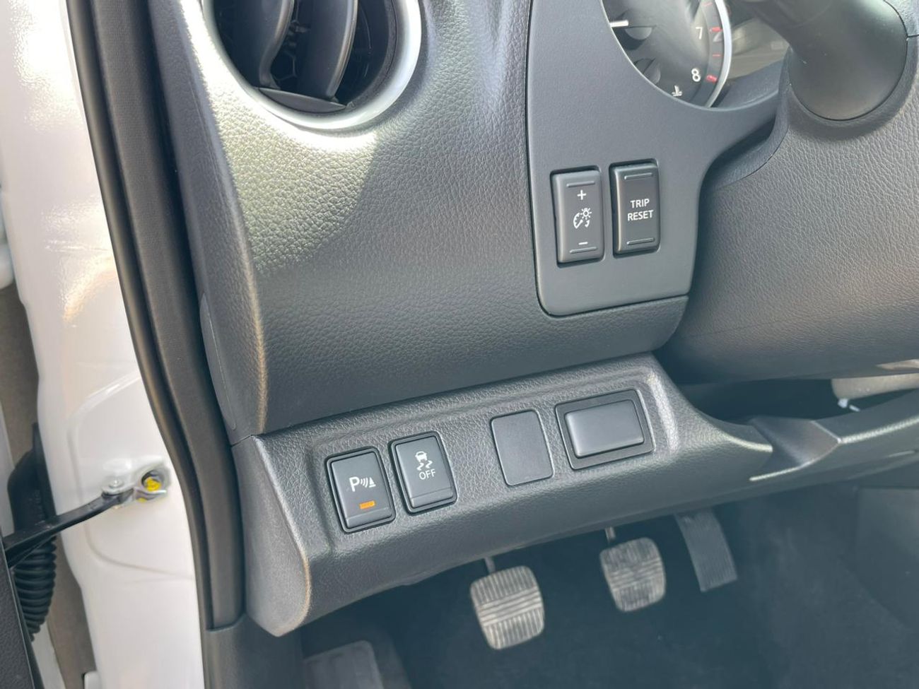 Nissan Navara Std 2.5L 4WD M/T Nissan Navara Double Cab  2.5L Petrol 4WD 5 Seater MT White