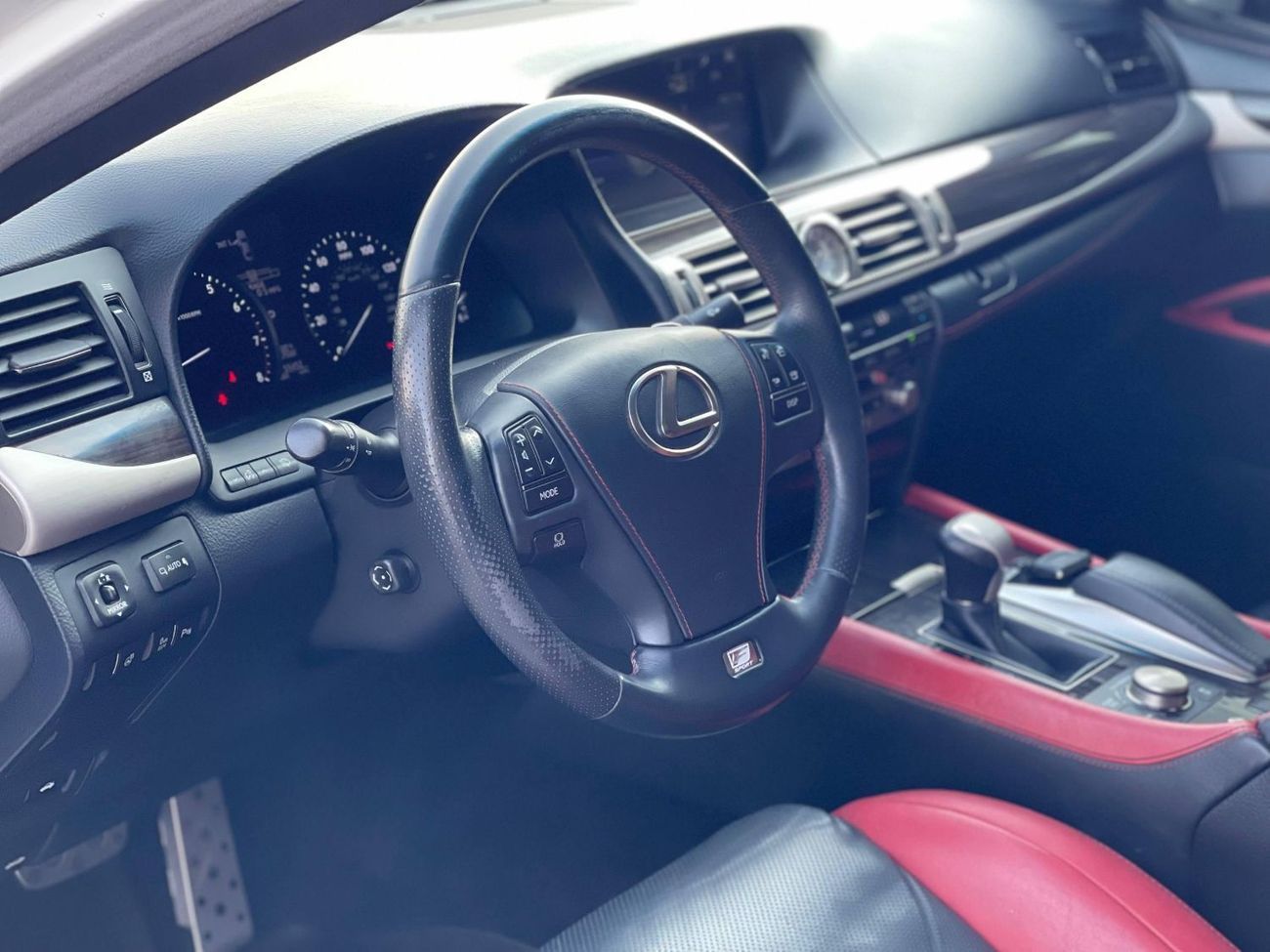 لكزس LS 460 محرك V8 سعة 4.6 لتر / F-SPORT / ممشى قليل / جنوط مقاس 19 بوصة / نقطة عمياء / مقاعد كبيرة / بحالة ممت