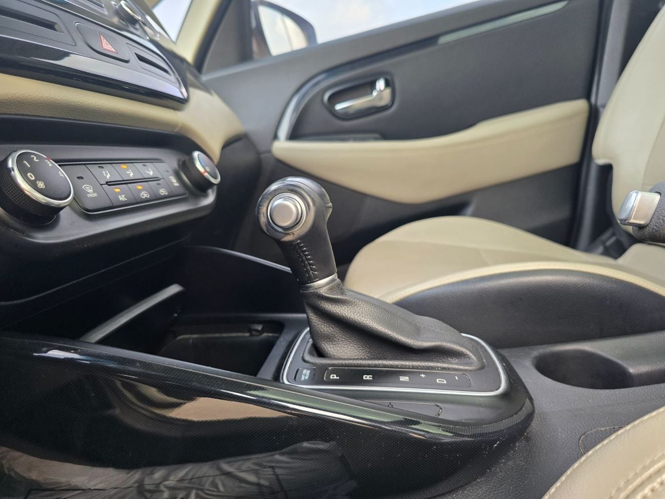 كيا كارينس EX Deluxe 2.0L