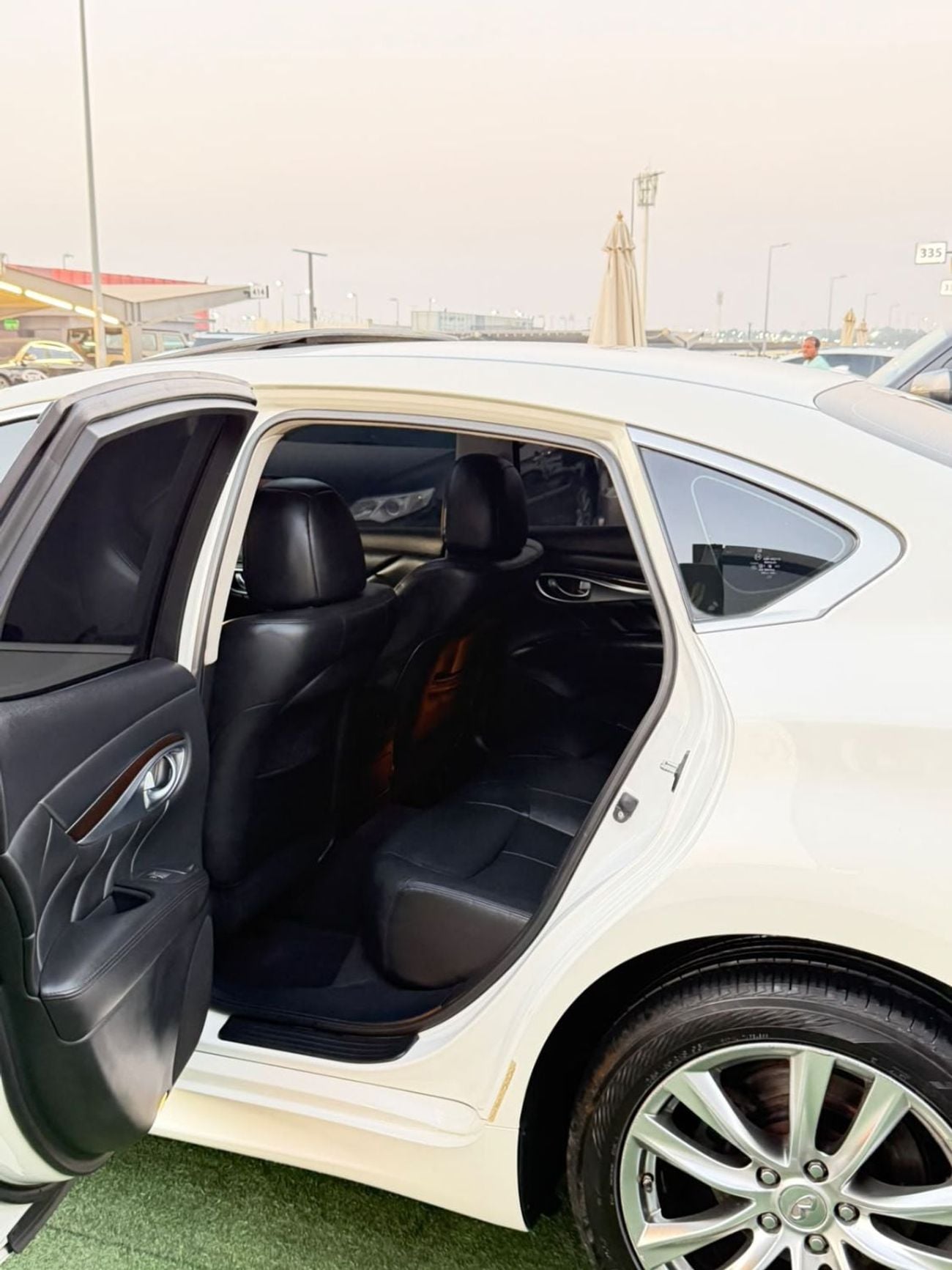 Infiniti Q70 EXCELLENCE First owner from the dealership, full option, sunroof, two keys