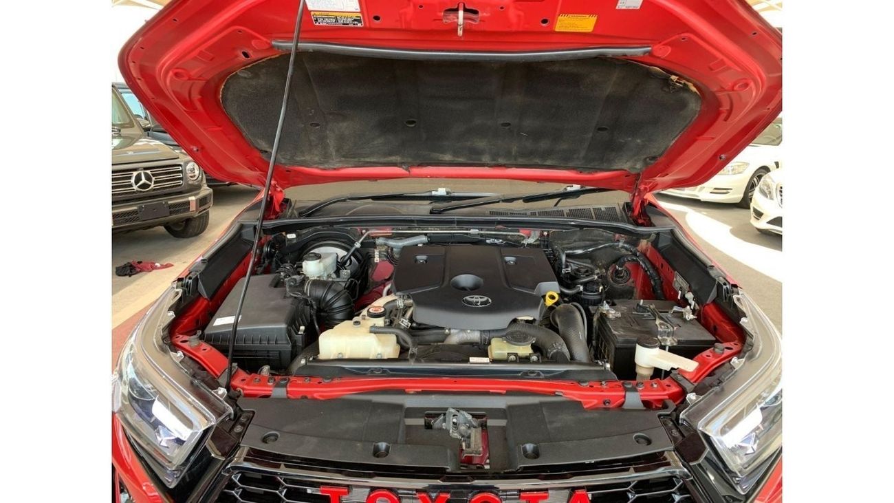 تويوتا هيلوكس SR5