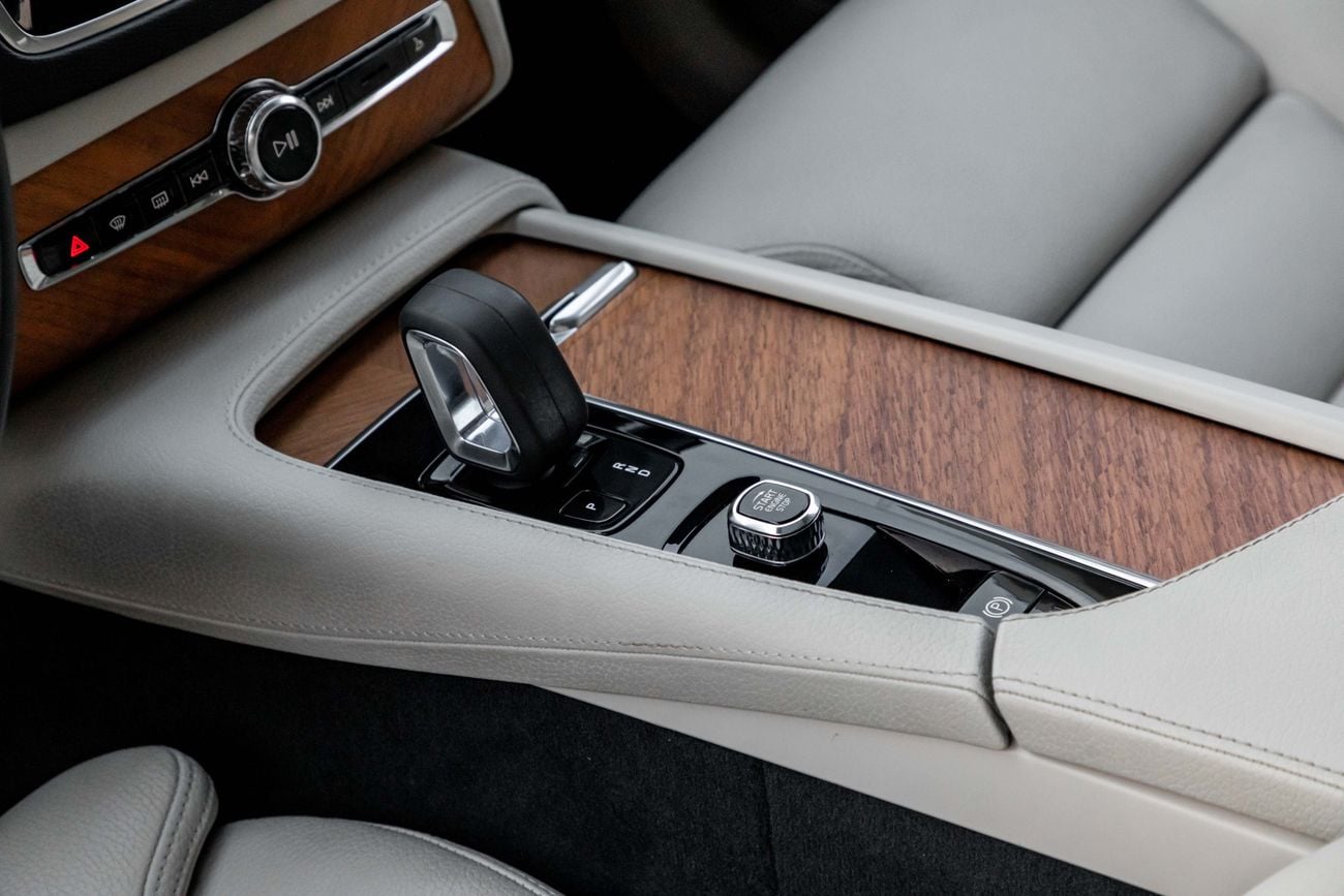 Volvo XC90 MOMENTUM | 2,546 P.M | 0% Downpayment | Pristine Condition!