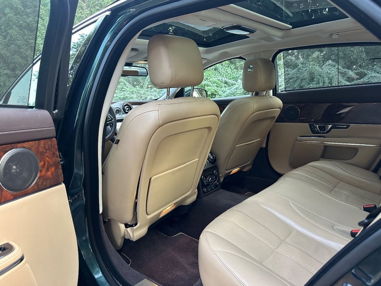 جاكوار XJL 3.0L V6 340 HP | 2014 | GCC Specs | Long Wheelbase Luxury Sedan | 125000 KM | Excellent Condition