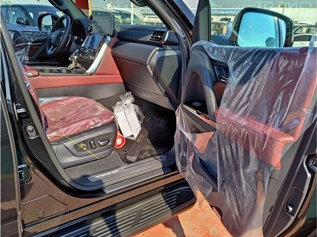 Lexus LX 600 Signature LEXUS LX 600 SIGNTURE BLACK/RED