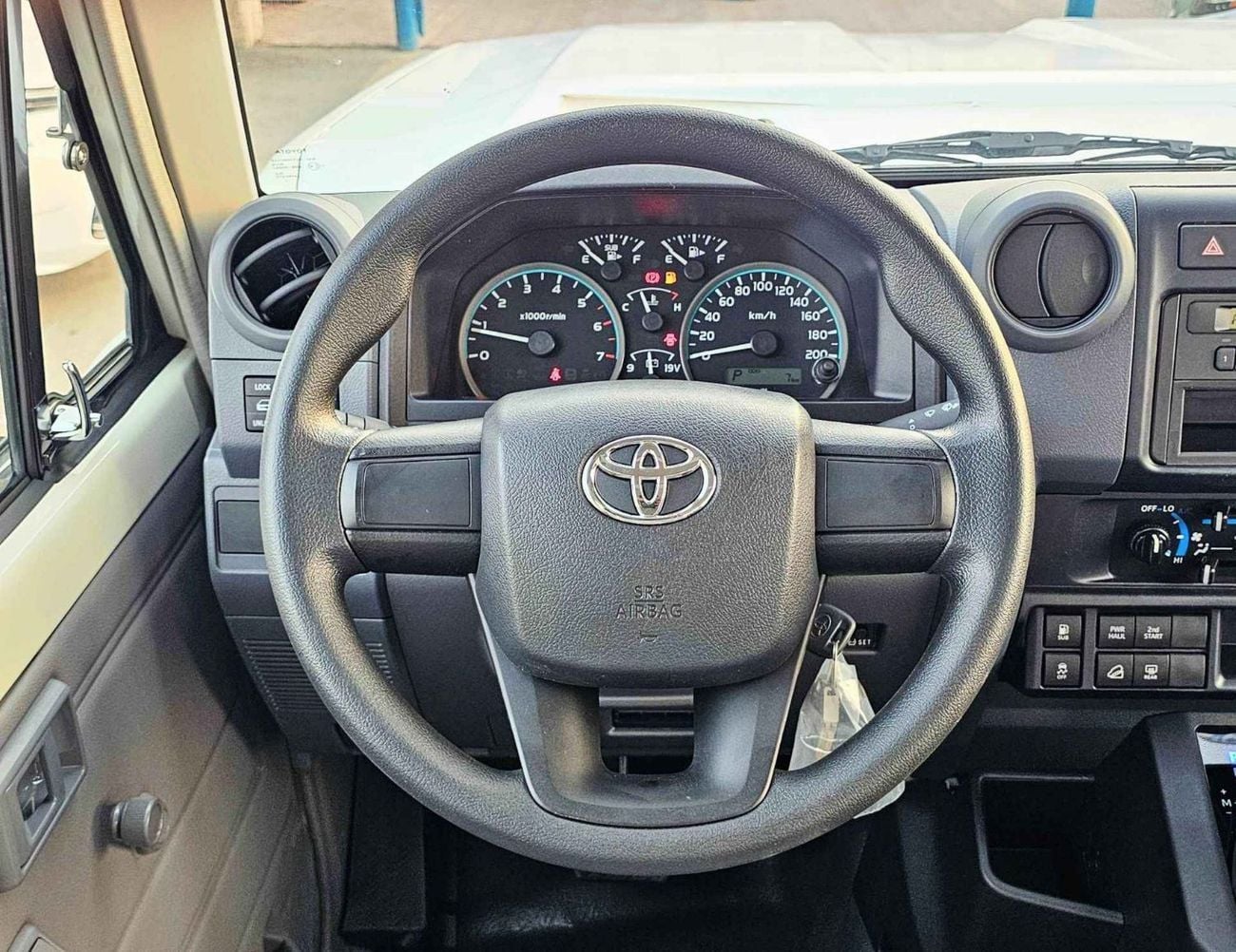 تويوتا لاند كروزر 70 LC78 3 DOOR / 4.0L PETROL A/T / SNORKEL, MANUAL WINDOWS, DUAL TANK  (CODE # 78ATY)