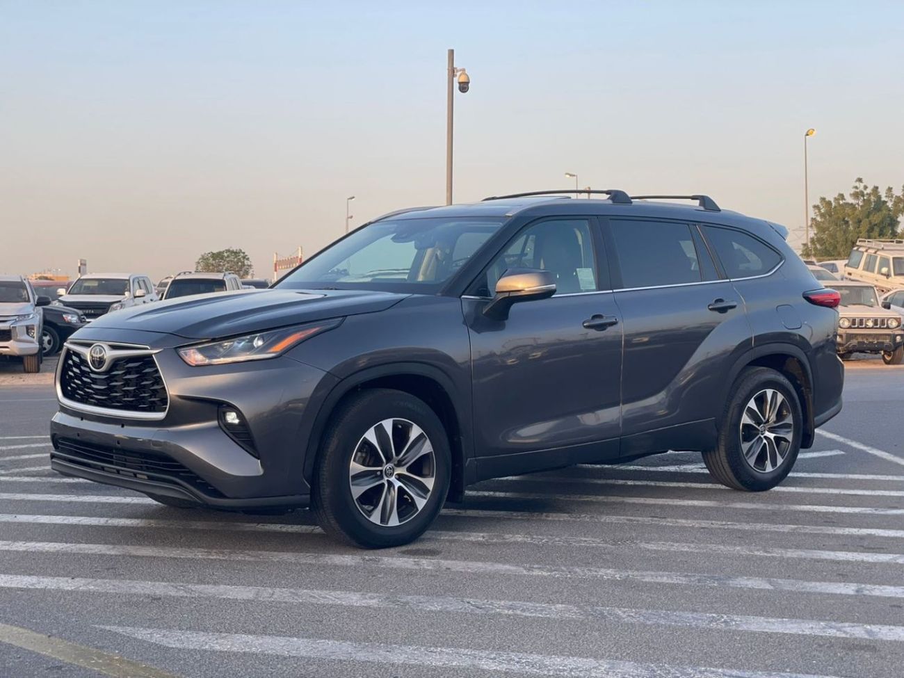 تويوتا هايلاندر 2023 Toyota Highlander XLE 2.4L V4 Turbo Full Option - Full 7 Seater Trunk Auto - Wireless Charge -