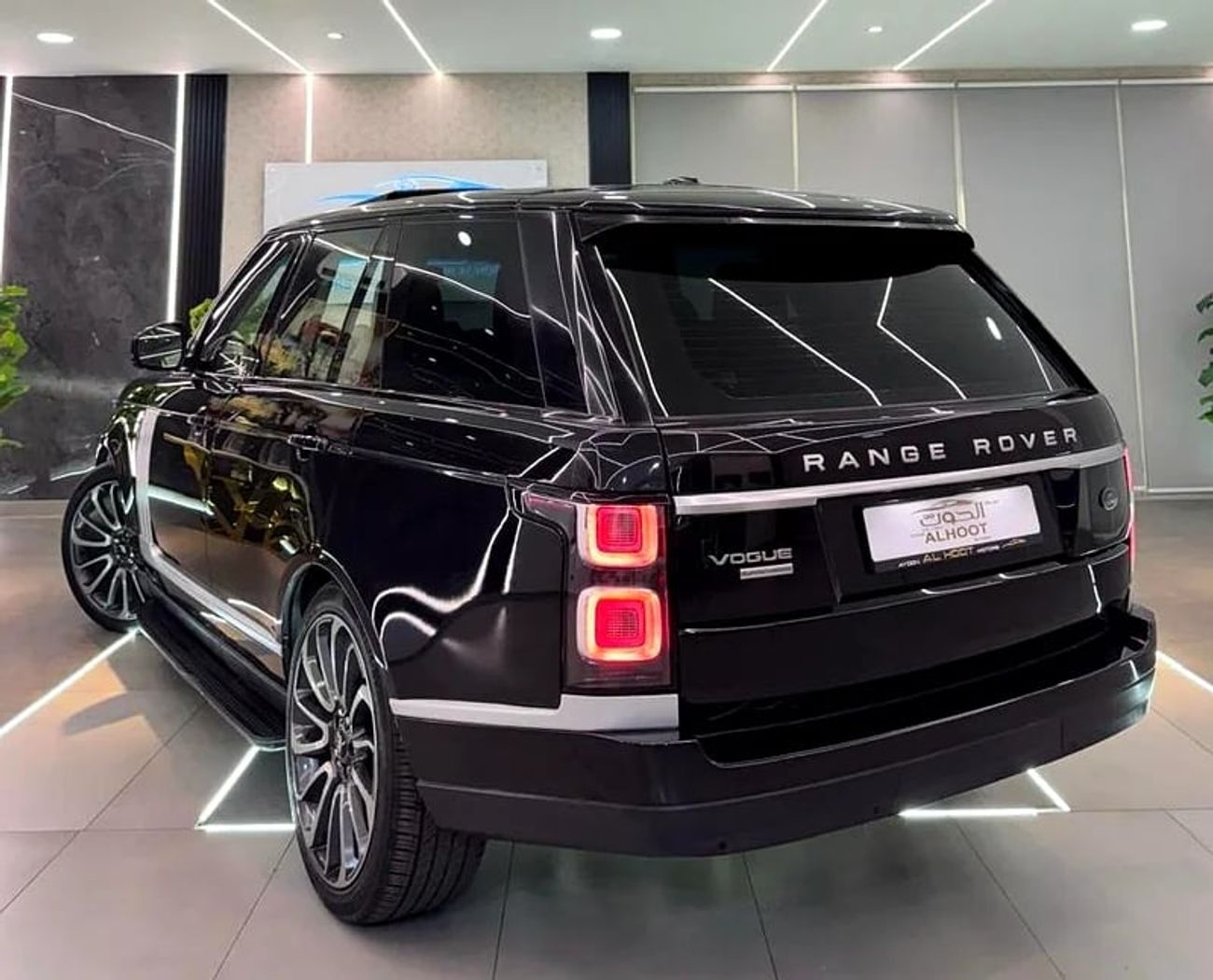 Land Rover Range Rover Supercharged 5.0L SUPERCHARGED VOGUE V8 || GCC II FULLY LOADED || PERFECT CONDITION || 98k