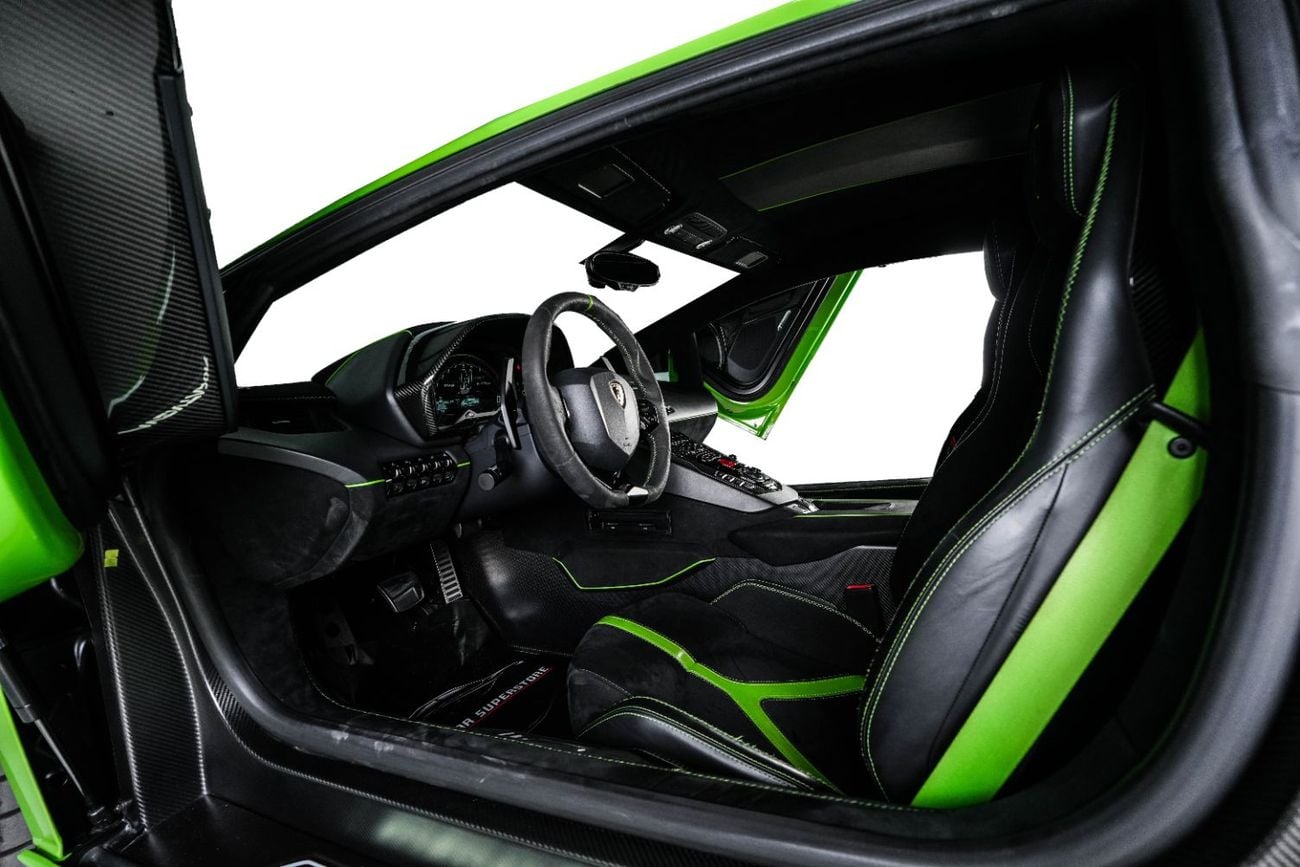 لامبورغيني أفينتادور SVJ ROADSTER