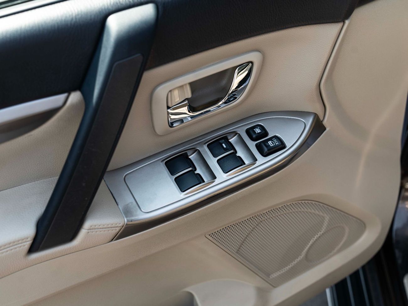 Mitsubishi Pajero AED 1,415 PM • PAJERO 3.8L V6 GLS TOP • GOLD EMBLEM PACKAGE • ONLY 58,000 KMS • PRISTINE CONDITION