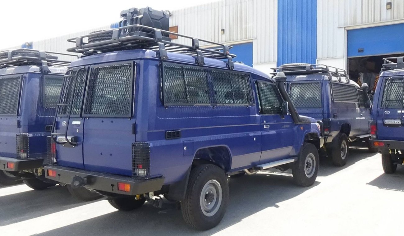 Toyota Land Cruiser Hard Top Wagon LC 78 Series 4.5L V8 Diesel ( Police Vehicle )