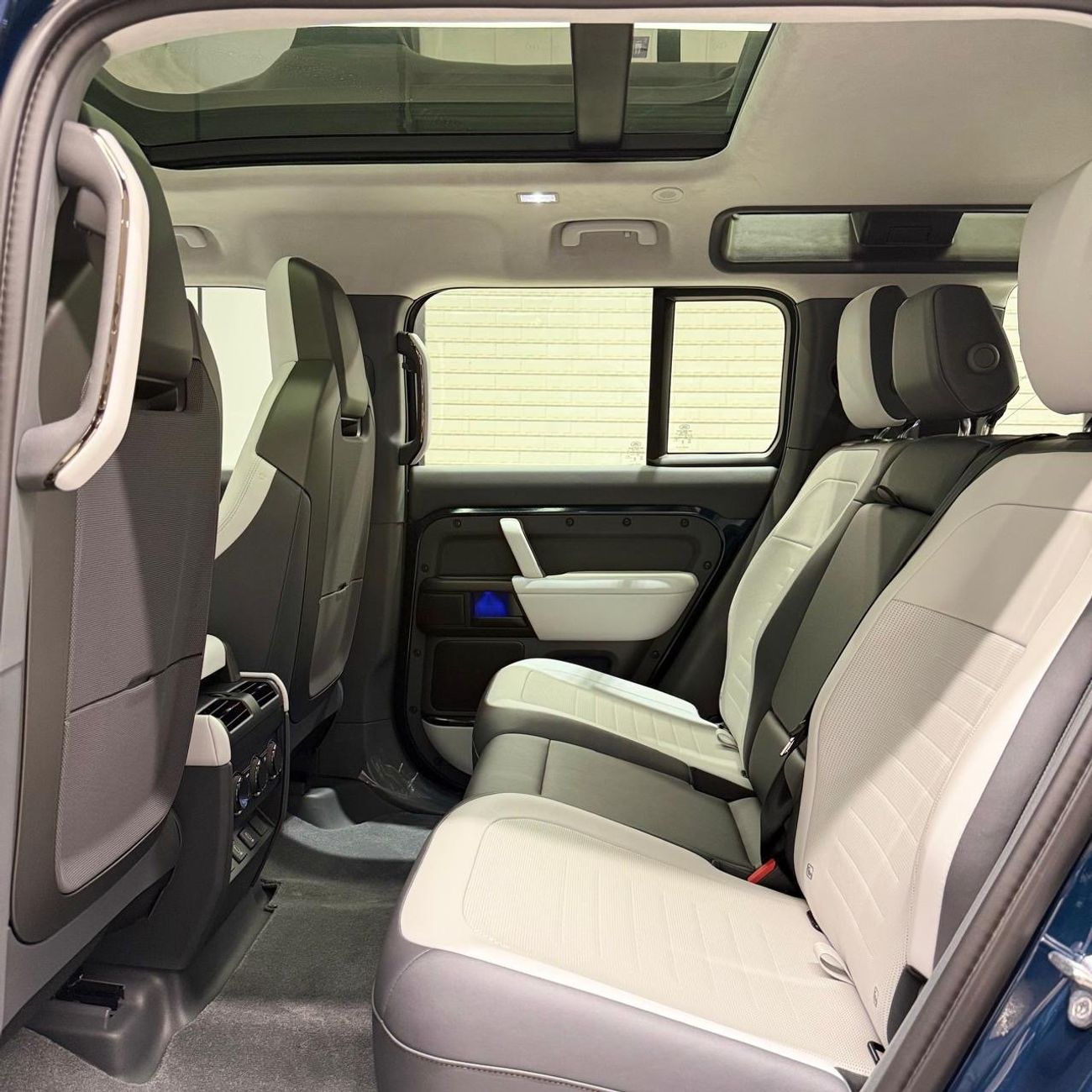 لاند روفر ديفندر OCTA P635 | GCC Specs | 5 years warranty and service