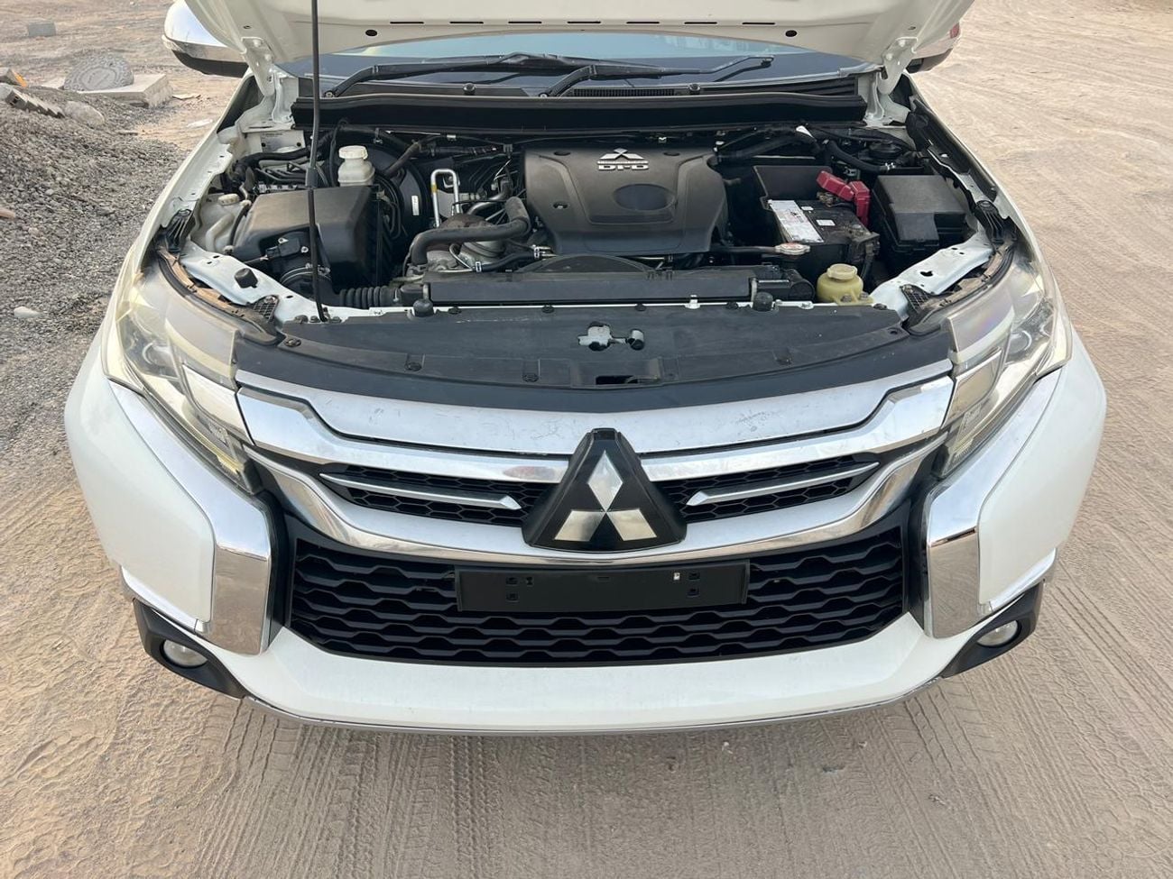 ميتسوبيشي باجيرو GLS MIDLINE diesel 2.4 liter ,right hand drive only for export available ,full options