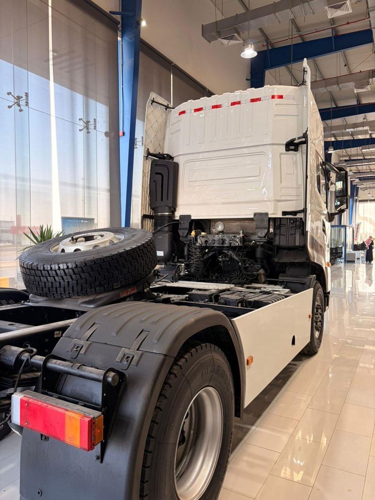 Dongfeng KL 460 HP Euro V Engine 12-Speed ZF AMT Transmission 600L Aluminum Fuel Tank DANA Axles with Differenti