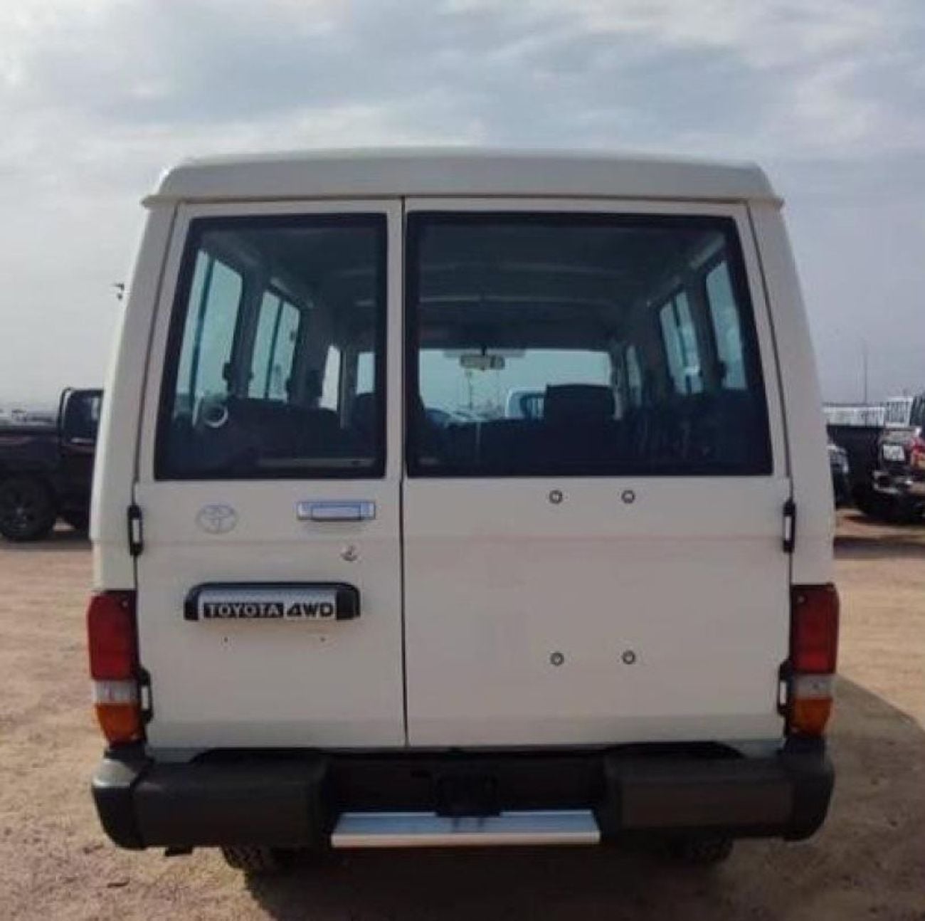 تويوتا لاند كروزر بيك آب TOYOTA LANDCRUISER STEEL ROOF VAN ( HZJ) LC78