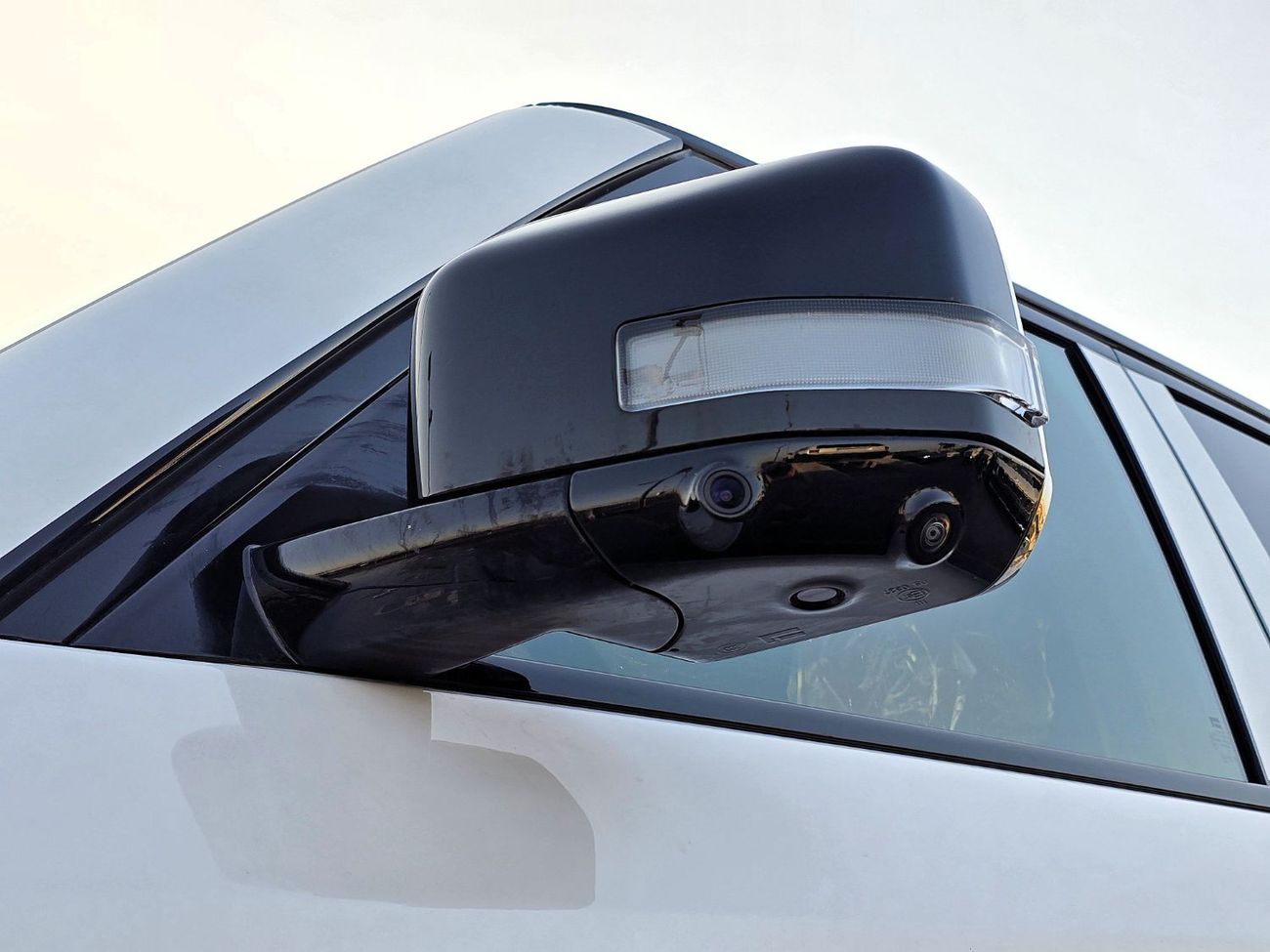 روكس أداماس (EXPORT ONLY) ROX Adamas vip 6 seats (EREV)  A/T 4*4 SUV  White  color 2026 model