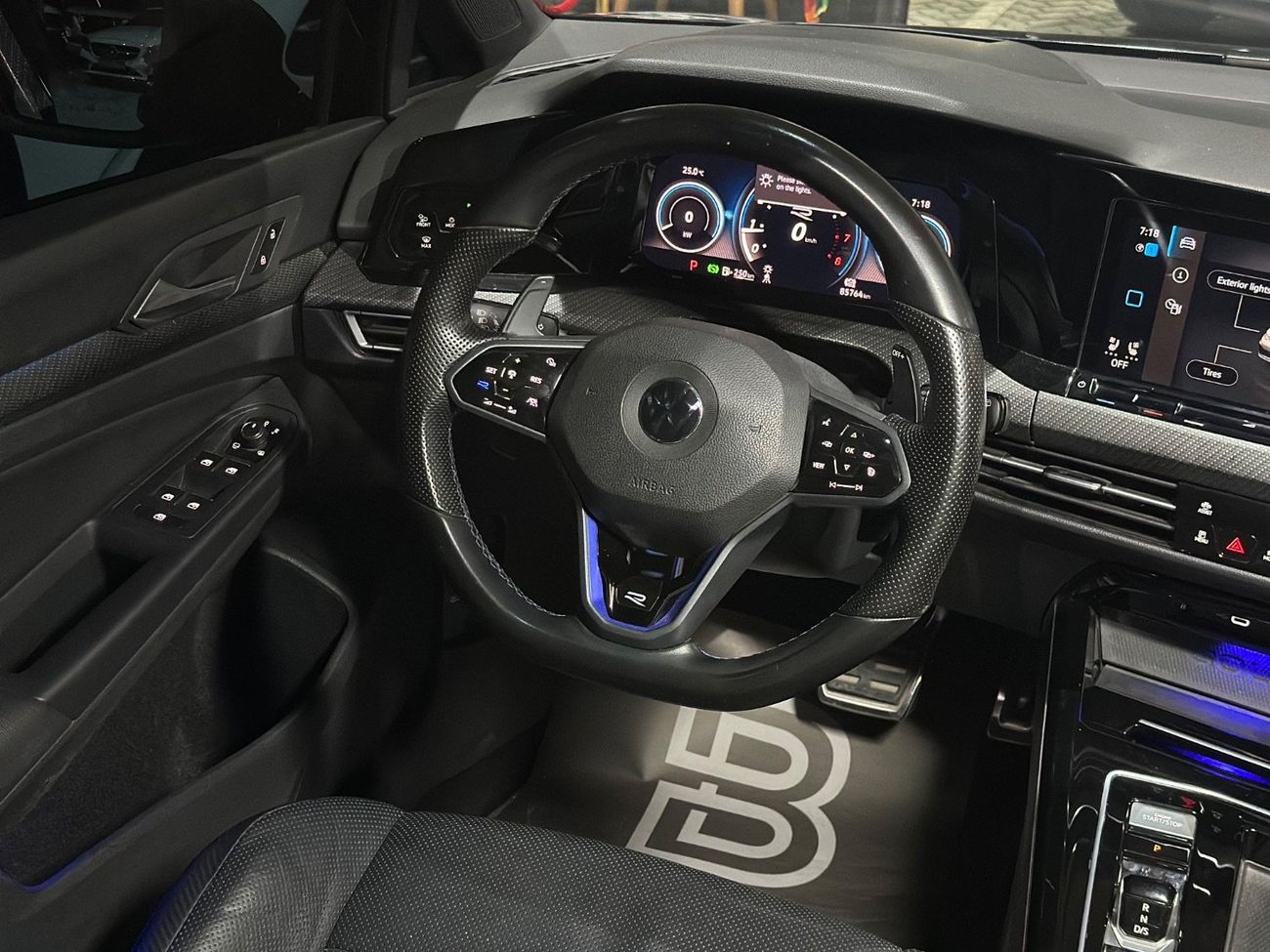 Volkswagen Golf R Base 2.0T VOLKSWAGEN GOLF R | GCC | 2023 | UNDER WARRANTY  CONTRACT SERVICE