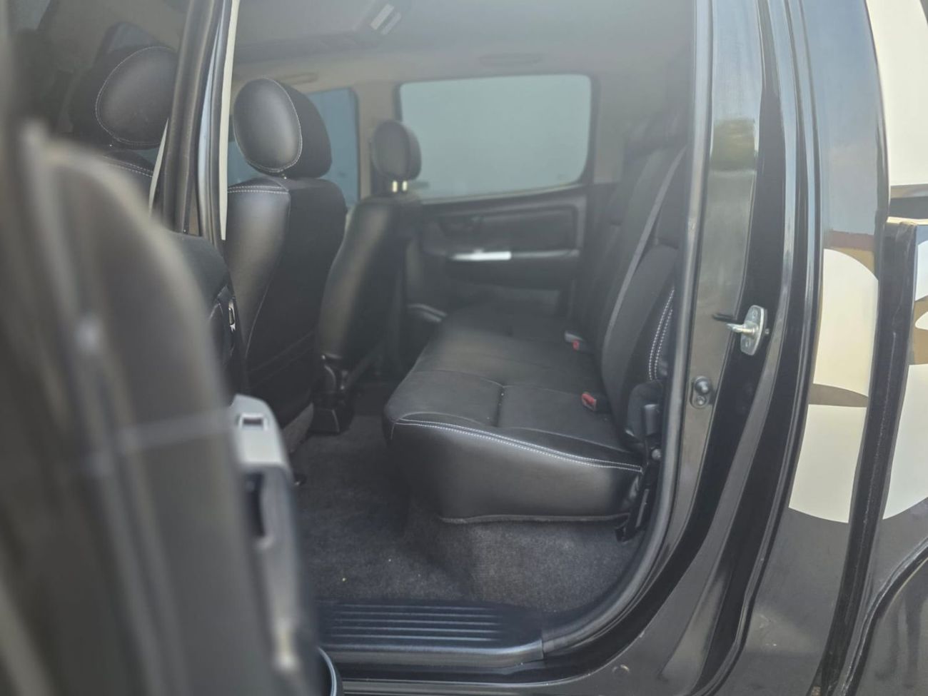 Toyota Hilux 2015 | 3.0L DIESEL | AT | RHD | DOUBLE CABIN | HEAVY BULL BAR | AIR SNORKEL | SPORTS BAR