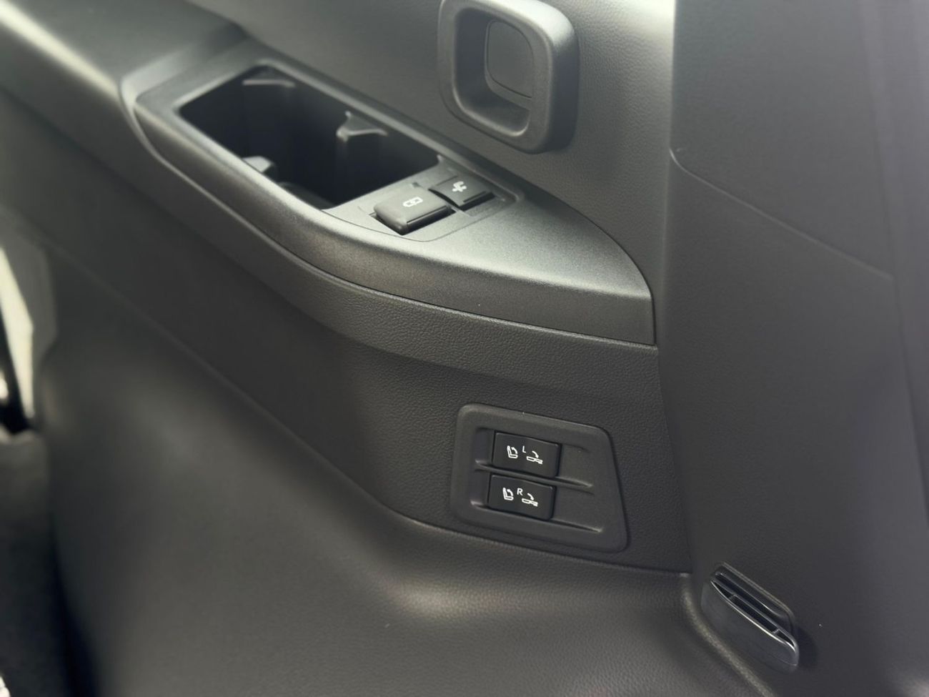 تويوتا لاند كروزر LAND CRUISER GR SPORT 3.5L 2025 GCC