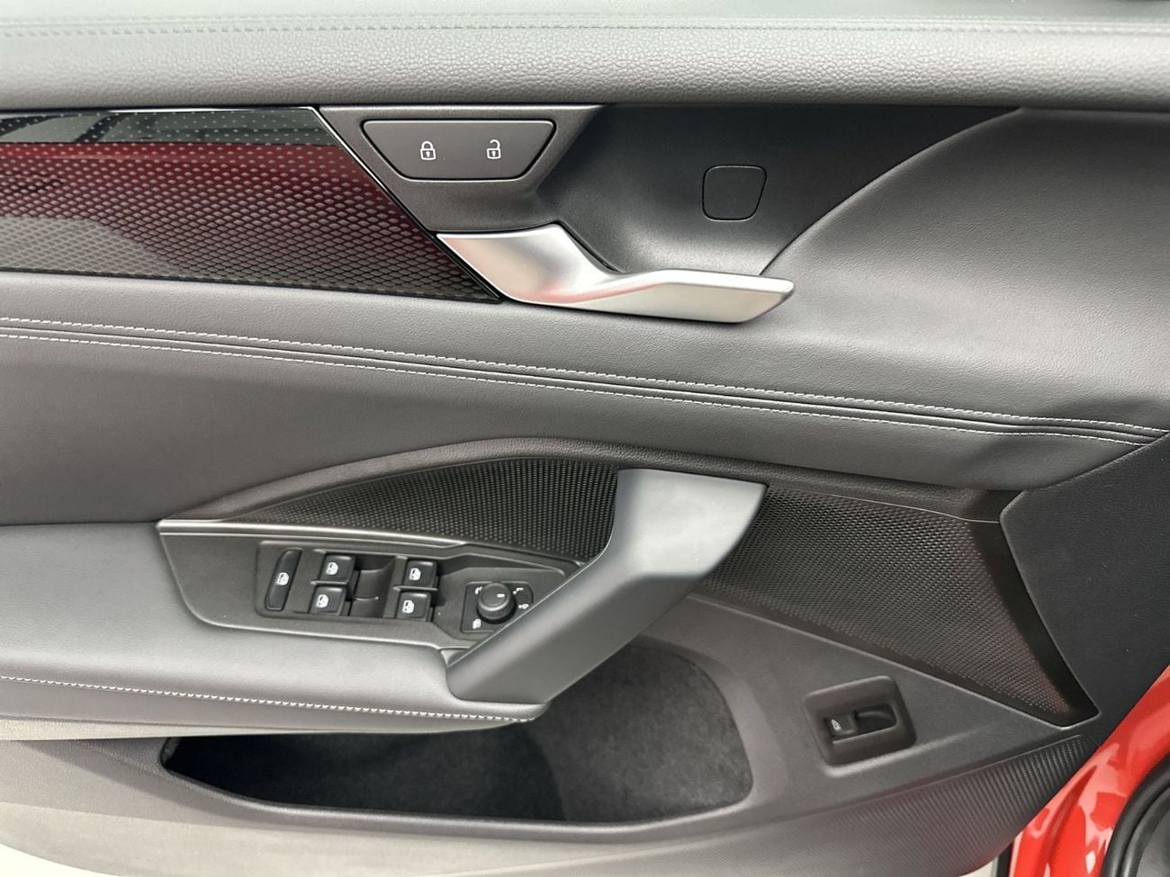 Volkswagen Tiguan Tiguan Life + Fabric Seats (Ref#31265) - 33,100 AED SAVINGS from New Car