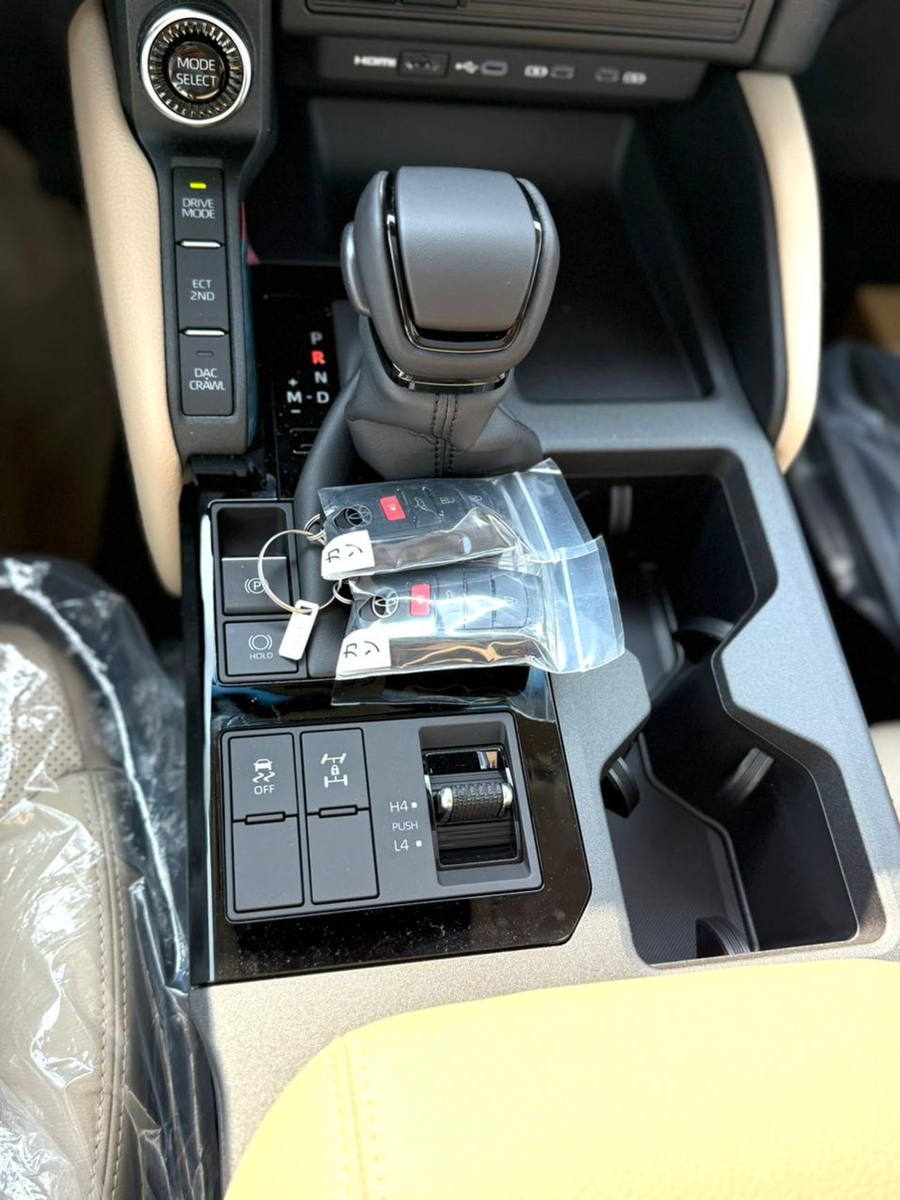 تويوتا برادو TOYOTA PRADO  2.4 L     V4  MODEL 2026  HP.    264 INTERIOR BAGE  COLLAR black